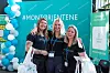 Benedicte Solli Larsen, Henriette Thorsen og Line Aasheim møter forbipassernde med et glis og en pose med stæsj.