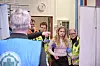 SKUESPILL: Ute i felt og inne på feltsykehuset er det viktig at øvelsen er mest mulig realistisk. Rundt ti frivillige markører bidrar ved å spille skadet, med hjelp av både blodsminke og proteser.