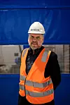 Marius Jøsevold er samfunnskontakt i Freyr og forstår at folk er skuffa over at batterifabrikken er lagt på is.