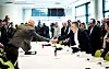 I GANG: Fronfagets lønnsoppgjør er i gang. Fellesforbundets leder Jørn Eggum overleverer kravene til leder i Norsk Industri, Stein Lier-Hansen.