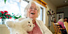 Kunstig: Bjørg Ferstad (85)  liker godt robotkatten på sykehjemmet som maler og mjauer. Men hun liker også godt hunden Lucky som kommer på besøk i avdelingen.
