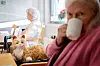 Samspill: Ann Mari «Vesla» Engh (81) er blant sykehjemsbeboerne som har glede og nytte av en robotkatt. Slik velferdsteknologi passer ikke for alle.