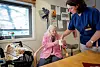 Uten bivirkninger:  – Det som er viktigst for oss er at dette er fritt for bivirkninger, sier avdelingsleder Carola Boran Humborstad, her med Vesla og robotkatten hun liker så godt.