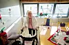 Går sammen: Den kunstige katten blir med når Bjørg (85) skal ta seg en liten hvil før en barnehage kommer på besøk til sykehjemmet. Katten har sin fast plass i en lenestol på rommet hennes.