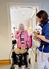 Skaper liv: Både robokatten og hunden Lucky som er på besøk skaper glede for Vesla. Avdelingsleder Carola Boran Humborstad forteller at ikke alle beboere har nytte av de kunstige kattene.