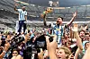 KULTURSJOKK: President Javier Milei har kuttet stort i film og annen kultur i Argentina. Men da han forsøkte å endre fotballen, ble han stoppet. Argentinske klubber eies av medlemmene, og Mileis forsøk på å åpne for investorer og kapital fikk blankt nei. Den typen kultur kødder du ikke med i Argentina – her illustrert med Lionel Messi og landslaget som vant VM i 2022.