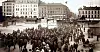 1. MAI 1908: Parolene lød blant annet: 8 Timers Arbeidsdag - Arbeidere forener Eder - Bort med Overtidsarbeidet.