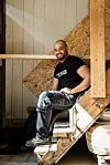 TØMRERLÆRLING: Mahmoud Yahya restaurerer norske kulturminner og er godt igang med å ta fagbrev som tømrer.