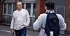 Kjell Arne Lie tar en kort prat med en av de andre mennene han jobber med, Nematullah Haidari. Han er helt fersk i arbeidslivet og i barnevernstjenesten, mens Lie har begynt å forberede seg på pensjonistlivet.