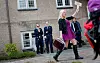 LITT VELVÆRE: – Å få shoppe her vil hjelpe meg med å føle meg vel, sier Mette, en av mannekengene. Hun er siden løslatt fra varetekt.
Fengselsbetjentene Gitte Garborg (t.v.) og Sandra Nilsen Kleivane tok initiativet til å starte klesbutikken.