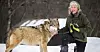Daglig leder i Langedrag Naturpark, Tuva Thorson sammen med hannulven Varg på Langedrag F