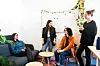 PAUSEKROKEN: I et lite hjørne av rommet til de ansatte finnes en sofa der det er mulig å slappe litt av. Men ikke på fredager. Da slapper de av hjemme. Fra venstre Aylin Dursun, Ida Haugen-Poljac, Konrad Jervell og Ane Kathrine Strand