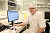 FULL KONTROLL: På laboratoriet sjekker Erik Berg og hans kollegaer at resultatet av produksjonen bli som det skal.