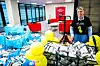 Kira Stang i Arbeidsmandsforbundet gjør klar vogna med brosjyrer, potetgull og vaskekluter før utdeling i Oslo sentrum.