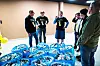 Inne hos Arbeidsmandsforbundet gjør Ronny Olsen,  Yngve Unneland, Kira Stang, Harald Grønskar, Przemyslaw Dawiczewski og Finn Jørgensen alt klart før utdeling av potetgull, brosjyrer og vaskekluter.