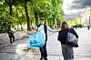 Przemyslaw Dawiczewski deler ut vaskekluter og potetgull til pendlere i morgenrushet i Oslo sentrum.