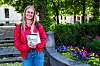 Anniken Lorentzen tok imot vaskeklut og potetgull på vei til skolen: – En fin påminnelse om hvor viktige renholderne er, sa hun.
