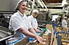 FLOTT ARBEIDSPLASS. (nærmest) Nina Merete Bakken og Sigrun Skarning har mye morro på jobb. Arbeidsmiljøet på Hennig-Olsen Is beskrives som veldig bra.