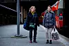 LANG REISEVEI: Gunvor Thomassen (t.v) og Arna Borøy var tidligere kolleger i Direktoratet for økonomistyring (DFØ) i Kristiansand. De siste årene har de ukependlet til Stavanger for å kunne beholde jobben etter at den ble flyttet vestover.