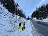 Martin Kristiansen får stengt strømmen i den nærmeste transformatoren. Olsen går opp i stolpen, og Myhre skjøter kabelen nede. Så strekkes den.