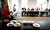 14:30 MØTE MED DEN ELDRE GARDE: Noen pensjonister fra fagbevegelsen og Sparebank 1 er invitert for å høre Jørn og Kine fortelle om hva forbundet holder på med. Jørn avslørte noen tanker om hvorfor frontfaget kom i mål uten streik og med det som ser ut til å bli et godt resultat.