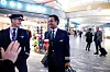KOLLEGER: Etter over to år som kontraktspilot fikk han fast jobb i SAS. Her møter Lars Magnus Kirkhus en SAS-kollega på Gardermoen, før han flyr av gårde til Bergen.