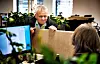 15:35 SMALL TALK: Jørn stikker hodet inn til avdelingsleder Inge Karin Hagerup for en rask prat.