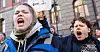 De flere hundre aksjonistene er en blanding av samiske aktivister og miljøvernere. Her roper Natur og Ungdom-medlemmene Emma Pedersen og Adam Granberg (begge 22) slagord, tirsdag 28. februar 2023.