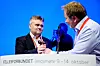 14. oktober 2015: Jørn får klubba av avtroppende leder Arve Bakke.