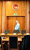10:30 TEAMS-MØTE: Tillitsvalgte og ledelsen i Aker vil snakke med Jørn om vindmøller. Jørn skal tale på landsstyremøtet til Arbeiderpartiet neste dag, og da vil de forsikre seg om at han sier noe om norsk leverandørindustris muligheter til å bli med på satsingen. Jørn snakker og lytter mens han går ensom rundt i sekretariatssalen i LO-bygget.