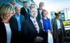 Arbeids- og sosialminister Robert Eriksson viste fram dokumentet han og partene i bygge- og anleggsnæringen signerte.