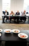14:30 MØTE MED DEN ELDRE GARDE: Noen pensjonister fra fagbevegelsen og Sparebank 1 er invitert for å høre Jørn og Kine fortelle om hva forbundet holder på med. Jørn avslørte noen tanker om hvorfor frontfaget kom i mål uten streik og med det som ser ut til å bli et godt resultat.