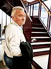 15:25 STAIRWAY TO EGGUM: Skiltet i trappa viser vei opp til Eggums kontor, eller rettere sagt kontorpult. Det er slutt på at sjefen sitter på hjørnekontor med forværelse. Men med rundt 150 reisedager i året, er det ikke så ofte han er innom pulten.
