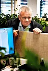 15:35 SMALL TALK: Jørn stikker hodet inn til avdelingsleder Inge Karin Hagerup for en rask prat.