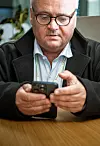 15:40 PLING: Meldingene renner inn. Nå er det noen som vil ha han med på et Teams-møte i kveld for å snakke om særaldersregler. Nei, det går ikke. Det må vi utsette til i morgen tidlig, svarer han.