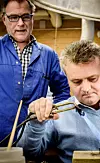 11. desember 2015: Jørn er utdannet gullsmed, og med medlemsbladet på slep får han prøvd seg i sitt gamle fag som korpusmontør. Bak står Sverre Wollertsen fra Brødrene Lohnes Sølvvarefabrikk i Bergen.