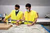 Brhane Maharezgi (til venstre) og Hawre Gajani ved IKEA Furuset i Oslo jobber med å gå igjennom varer som har kommet inn retur.
