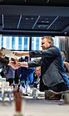 10. mars 2020: Her leverer Jørn Fellesforbundets krav til motparten, Stein Lier-Hansen i Norsk Industri. Oppgjøret på frontfaget er viktig for alle, siden det setter rammen for resten av lønnsoppgjørene.