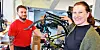 SKRYTER: Teamleder Magali Hytten mener Red Bike-verkstedet gir best service i Oslo. Her med sykkelekspert Alexandro.