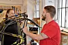 OPTIMISME: Teamleder Magali Hytten er glad for at Alexandro fra Jessheim trives i Red Bike-verkstedet. Den ordinære arbeidstreningen gir håp for tidligere innsatte.