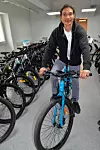 ENTUSIAST: Geir Arne (44) sykler stolt gjennom sykkelbutikken ved Red Bike-verkstedet. Den ordinære arbeidstreningen gir håp for tidligere innsatte.