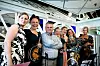 SØT MUSIKK: Jørn Eggum sammen med jentene i «Going Nowhere Band» som underholdt før og etter debatten.