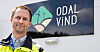 MARKERER SEG: Daglig leder Emil Orderud ved skiltet som viser at Odal Vind nå er på plass i egne lokaler på industrifeltet på Sagstua.