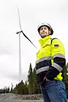FORNØYD: Vindkraftanlegget i Nord-Odal har nå snurret i gang med testdrift, og daglig leder Emil Orderud er fornøyd.