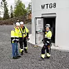 DRILLER SIKKERHET: Drifts- og vedlikeholdsingeniør Else Tjønn (til høyre) fra Akershus Energi Vind går i lære og er her sammen med sammen med Eivind Fuglum Zephyr, som har prosjektledelsen og daglig leder Emil Orderud.