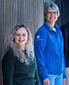Veilederne Kristiane Hokland Gjelstad (t.v.) og Ellen Kaupang bidrar ekstra for å ta unna køen.
