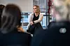 Elevene i ringen sier til Mona Larssen at kravene skolen stiller har en del å si for om det er trygt å komme på skolen: – Hvis du ikke er flink i matte, er det ikke gøy å komme inn i en klasse der man ikke skjønner noen ting, sier en av elevene. – Behovene må tilpasses hver enkelt slik at alle elever kjenner på mer mestring, sier en annen.