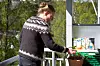 BALKONGBESØK: Kaja Santelmann må strekke på beina flere ganger i løpet av dagen. Da tar hun ofte en tur ut til tomatplantene.