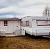MIDLERTIDIG HJEM: Campingvogna på Svorksjøen ble løsningen da Ann Karin Granhus i vår måtte flytte ut av leiligheten hun leide. Det å skaffe seg et nytt sted å bo, ble vanskeligere enn hun hadde trodd.