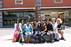 FORAN SKOLEN: Fra venstre Victoria Challancin (tidligere president), Jessica, Elizelda, Flor, Andrea, Daniela, Donna Challancin (leder for stipendkomiteen) og Kathleen Devine (avtroppende president, med en utgave av I skolen).